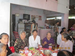 Thân Tộc Láng Giềng Người Ân Bè Bạn