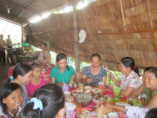 Thân Tộc Láng Giềng Người Ân Bè Bạn
