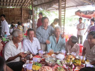 Thân Tộc Láng Giềng Người Ân Bè Bạn